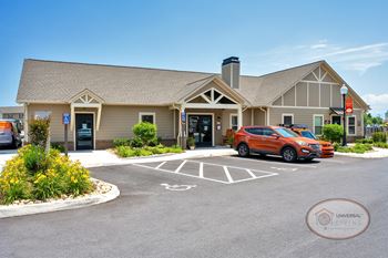Onsite clubhouse and complimentary wifi in amenity space